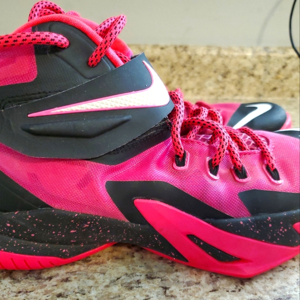 Nike Mens Lebron Soldier VIII 8 Shoes Breast Cancer, Pink 653641-610, Size 8